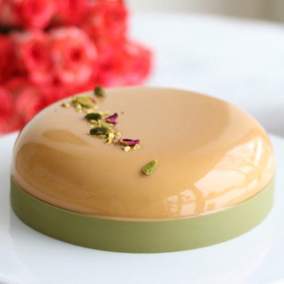 Botolino Classic — a handcrafted 8-serving pistachio cake
