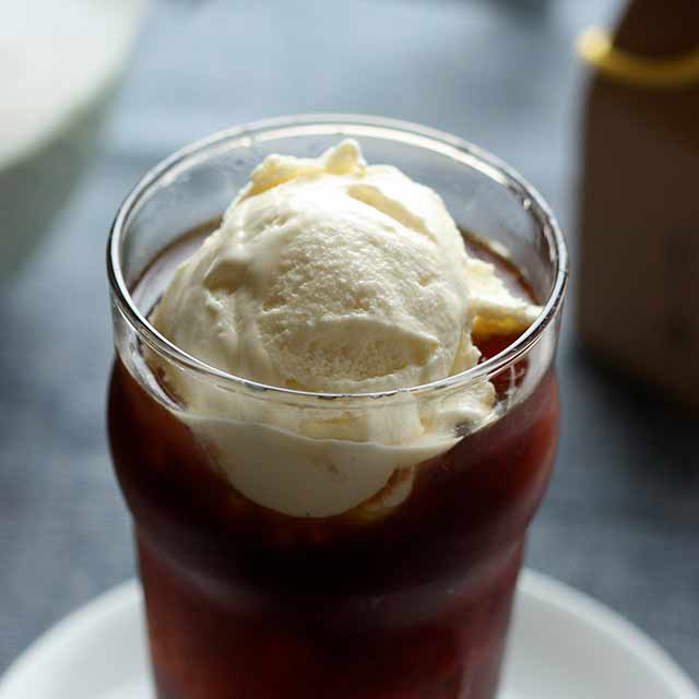 Cold brew coffee float